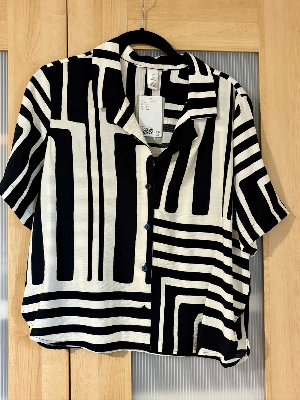NWT Black & White Geometric Button-Up Women's Top, small